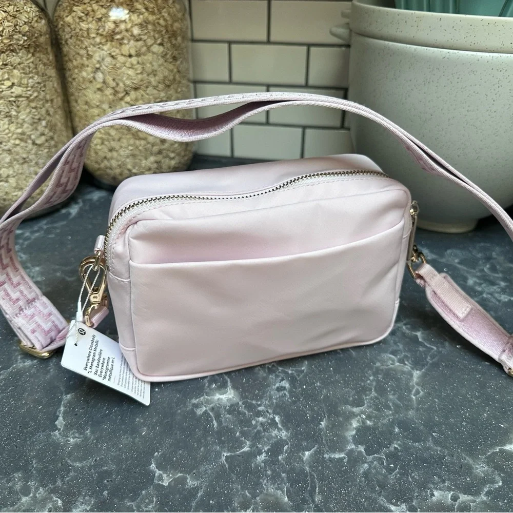Lululemon Everywhere Crossbody L Monogram Metallic Sac - Picture 2 of 6